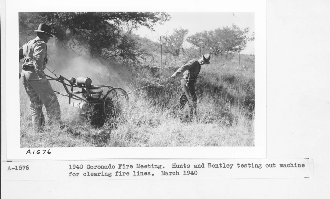 1940_03_xx_A-1576_Fire_break_machine_in_action